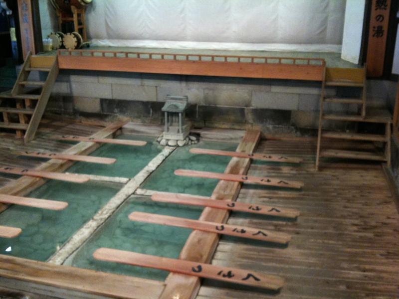 草津温泉の熱乃湯（湯もみのステージ）