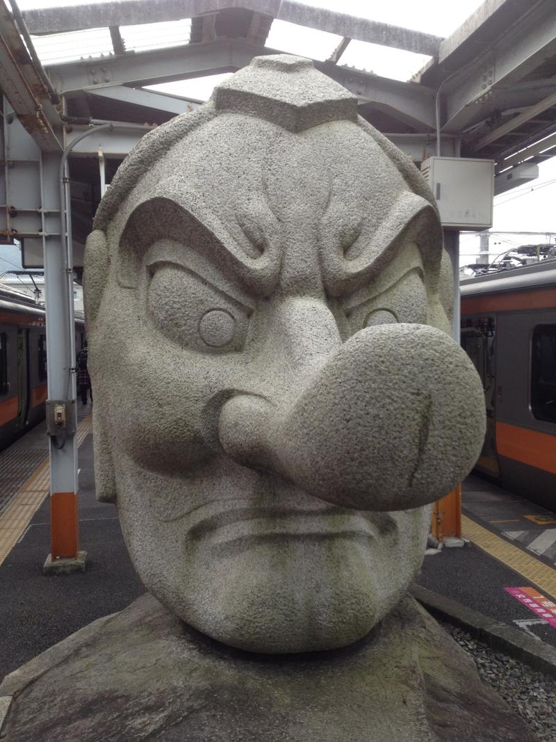 高尾駅にある天狗の像