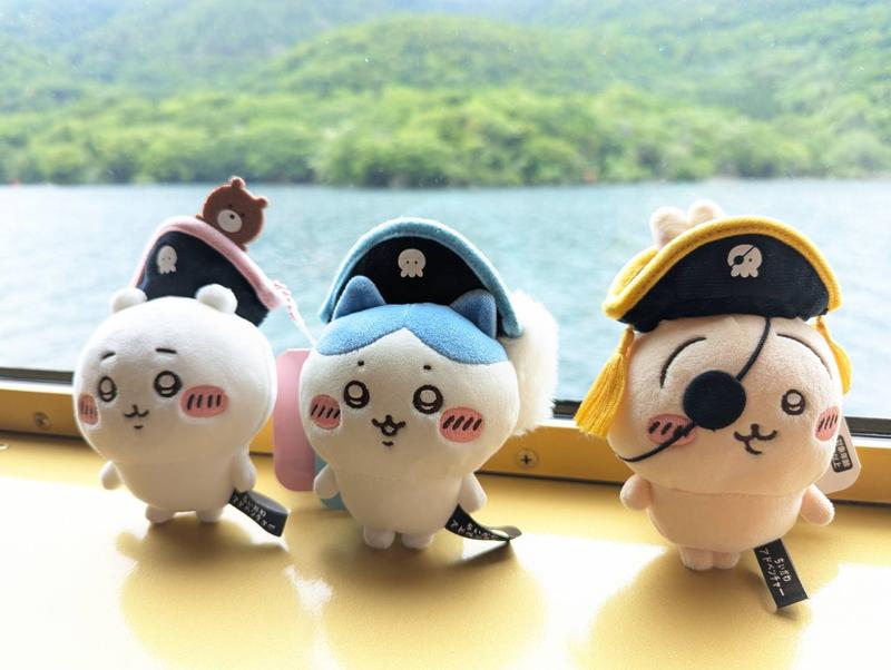 芦ノ湖の海賊船内とちいかわ海賊のぬいぐるみ