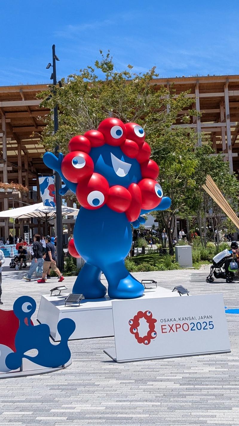 ミャクミャクの像